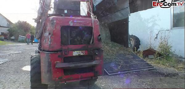 Deutsche Hausfrau fickt auf dem Bauernhof